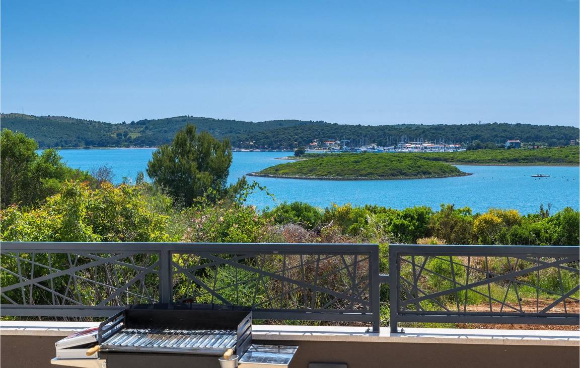 250 M² House ∙ 4 Bedrooms ∙ 8 Guests - Medulin
