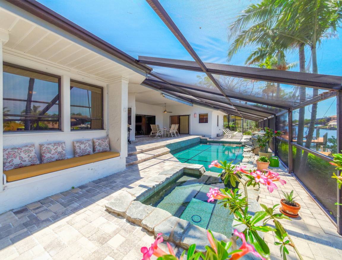 303 M² Villa ∙ 3 Bedrooms ∙ 6 Guests - Cape Coral, FL