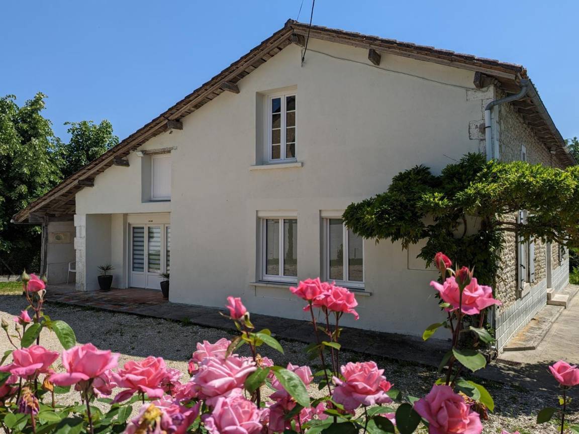 142 M² Cottage ∙ 3 Bedrooms ∙ 6 Guests - Charente