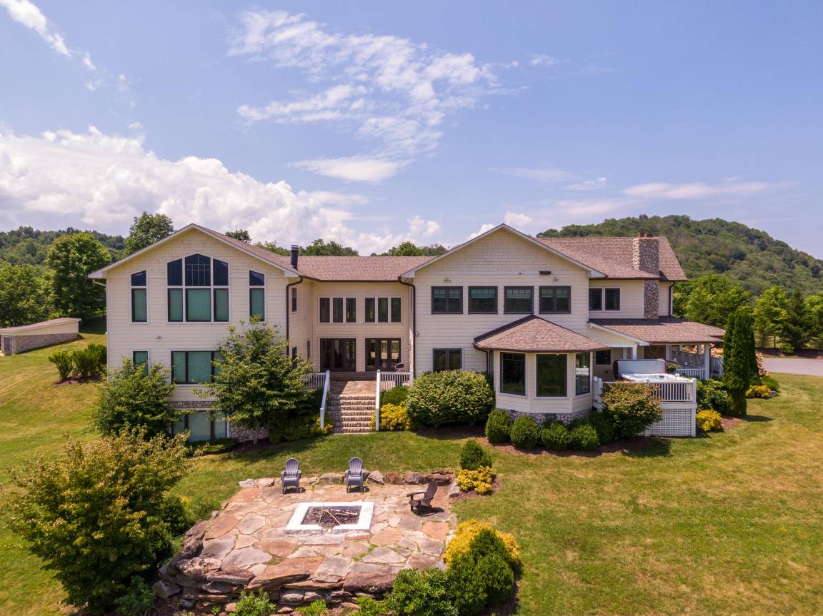 House ∙ 8 Bedrooms ∙ 28 Guests - North Carolina