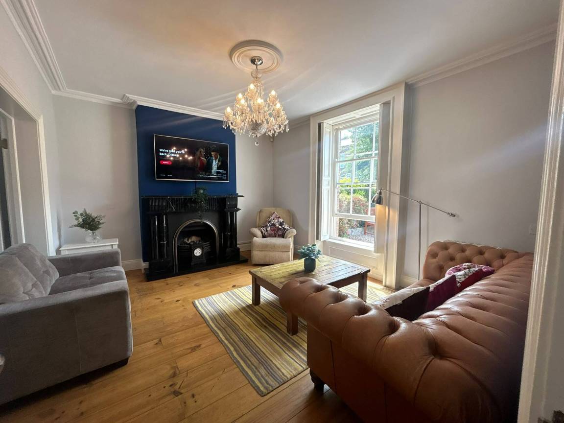 12 M² Talo ∙ 4 Makuuhuonetta ∙ 7 Vierasta - Dublin