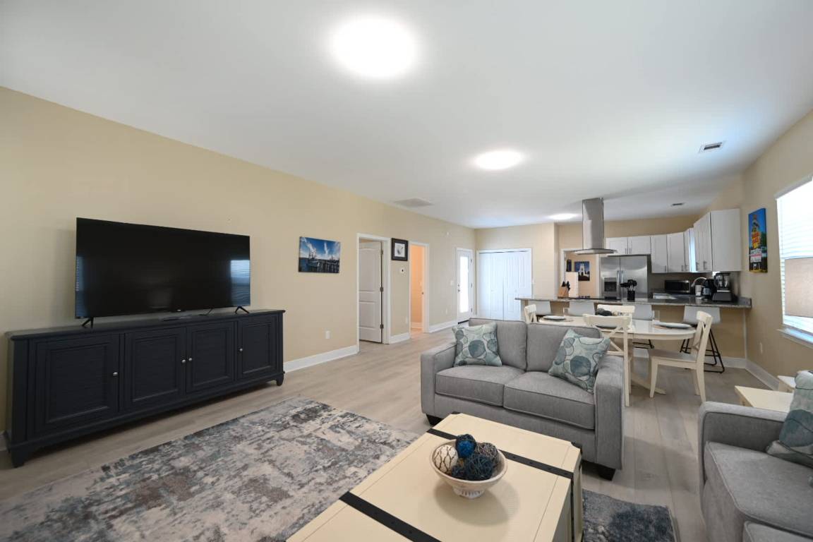 Apartment ∙ 2 Bedrooms ∙ 6 Guests - Pensacola, FL