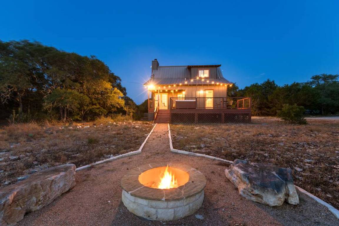 House ∙ 2 Bedrooms ∙ 4 Guests - Driftwood, TX