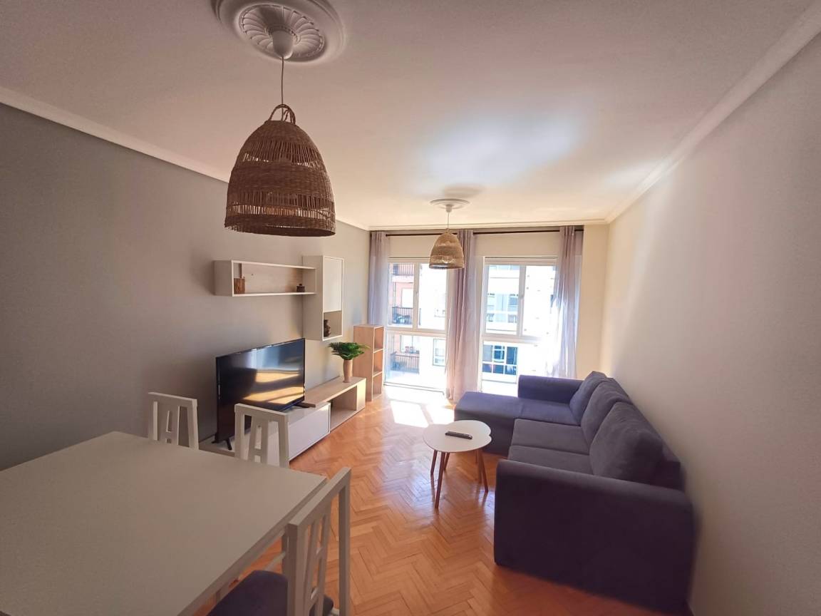 90 M² Apartamento ∙ 3 Habitaciones ∙ 6 Huéspedes - Sarria