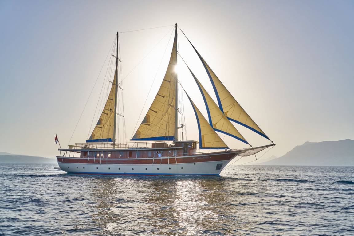 31 M² Houseboat ∙ 9 Bedrooms ∙ 18 Guests - Croatia
