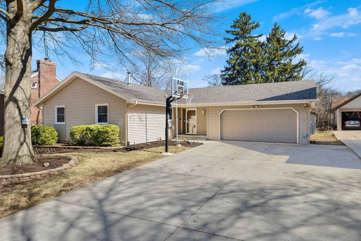 168 M² House ∙ 5 Bedrooms ∙ 10 Guests - Rockford, IL