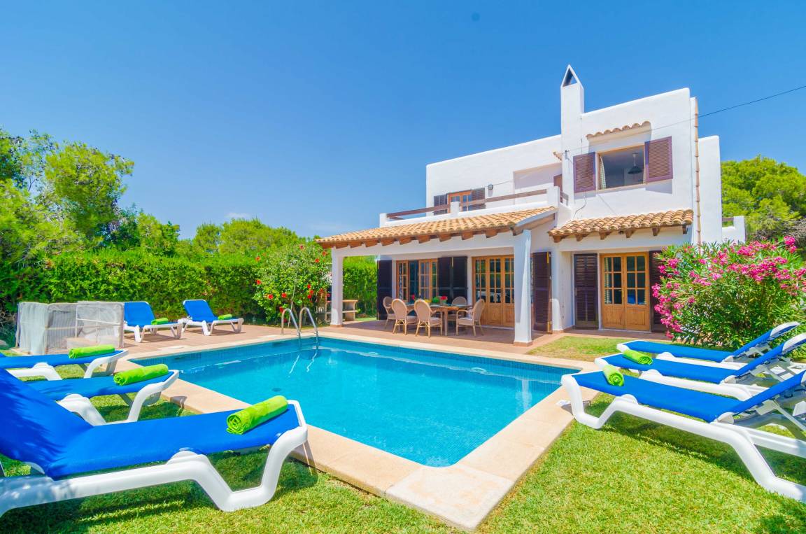250 M² Villa ∙ 4 Bedrooms ∙ 8 Guests - Cala d’Or