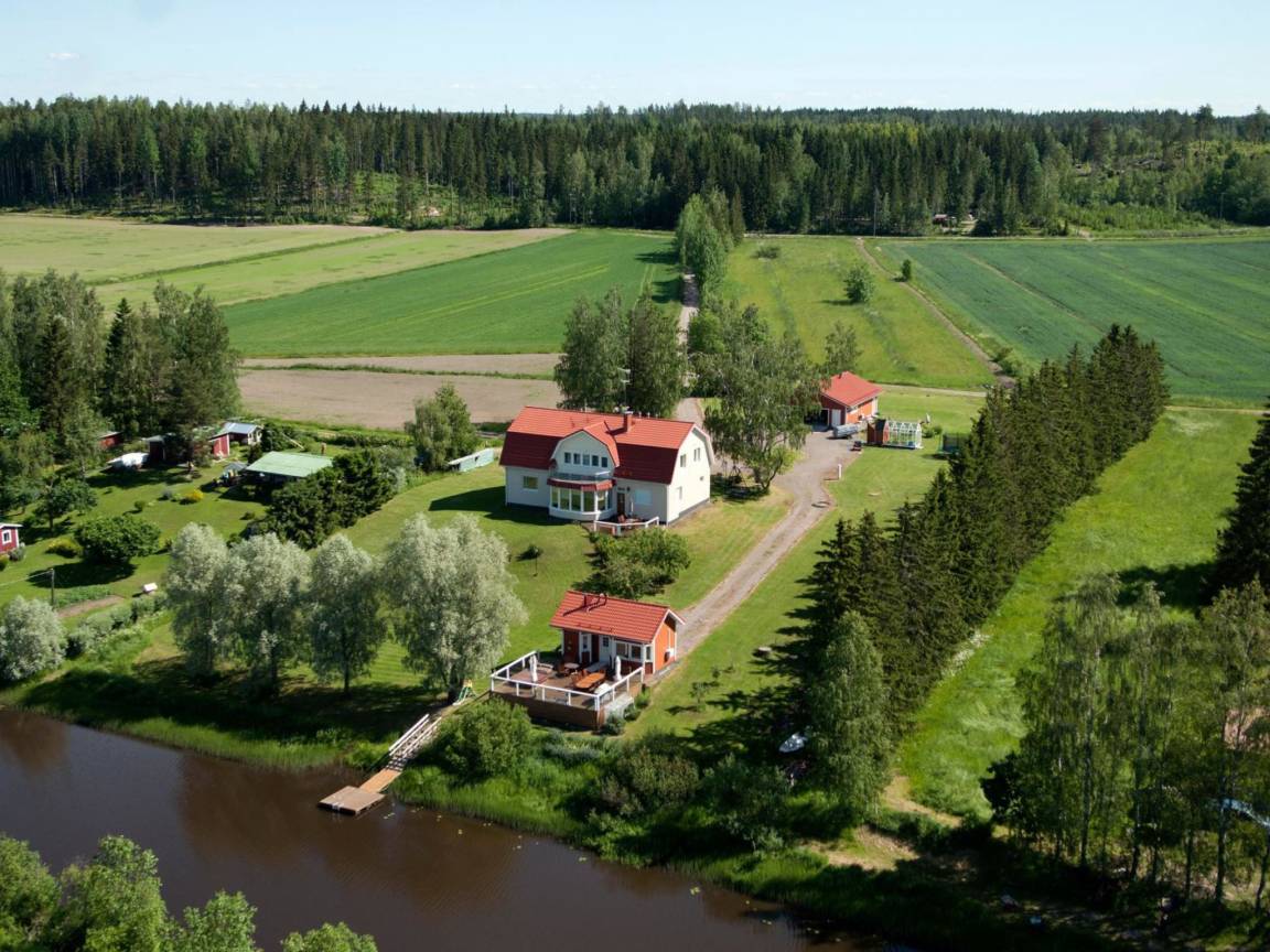 285 M² Talo ∙ 5 Makuuhuonetta ∙ 12 Vierasta - Järvenpää