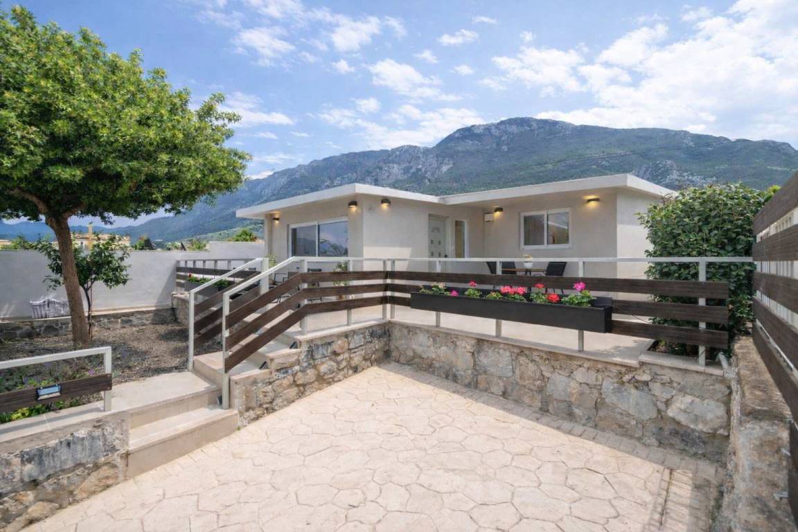 70 M² House ∙ 2 Bedrooms ∙ 4 Guests - Kalamata