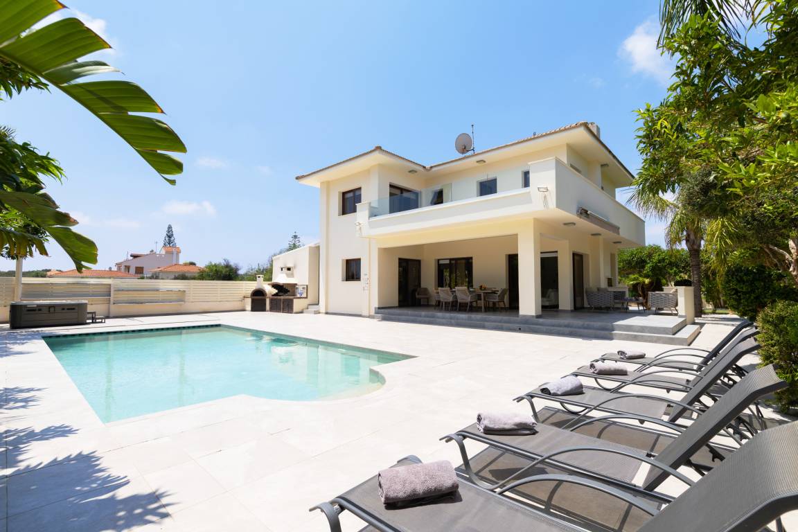 180 M² Villa ∙ 4 Bedrooms ∙ 8 Guests - Protaras