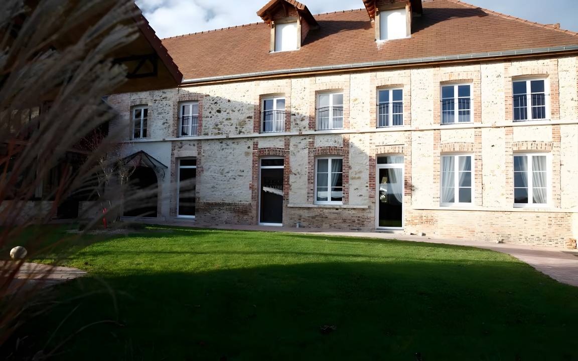 300 M² House ∙ 5 Bedrooms ∙ 17 Guests - Épernay