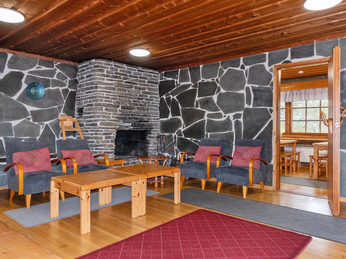240 M² House ∙ 8 Bedrooms ∙ 22 Guests 2