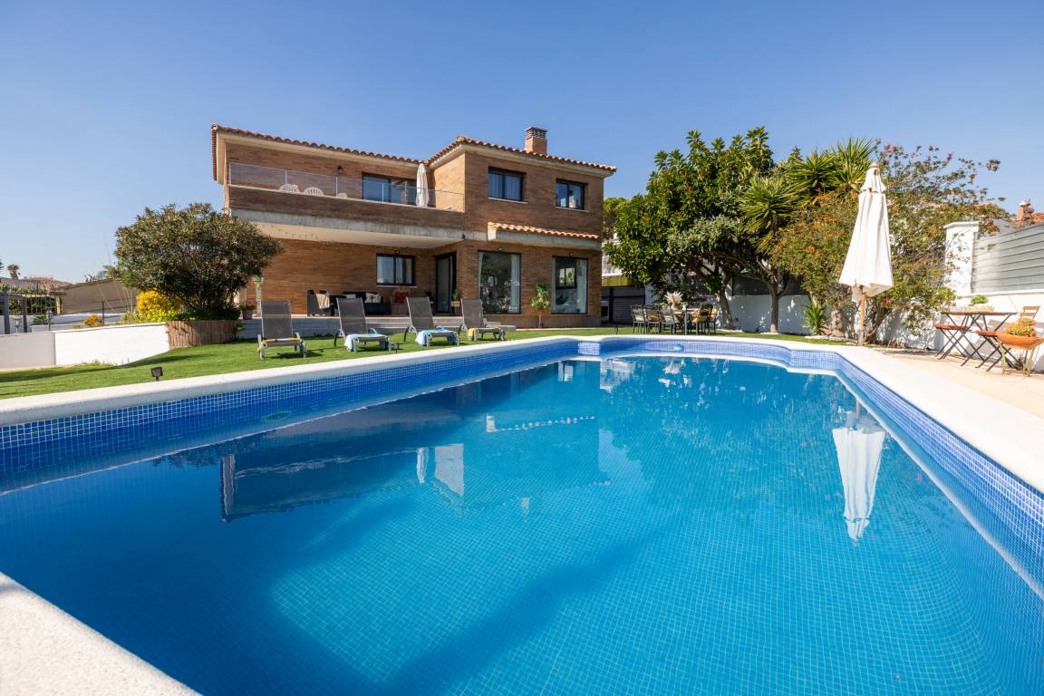 250 M² Villa ∙ 4 Habitaciones ∙ 10 Huéspedes - Roda de Bará