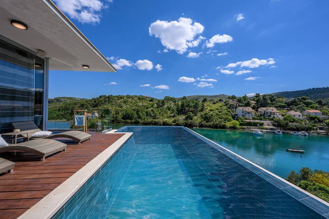 350 M² Villa ∙ 5 Bedrooms ∙ 10 Guests - Sutivan