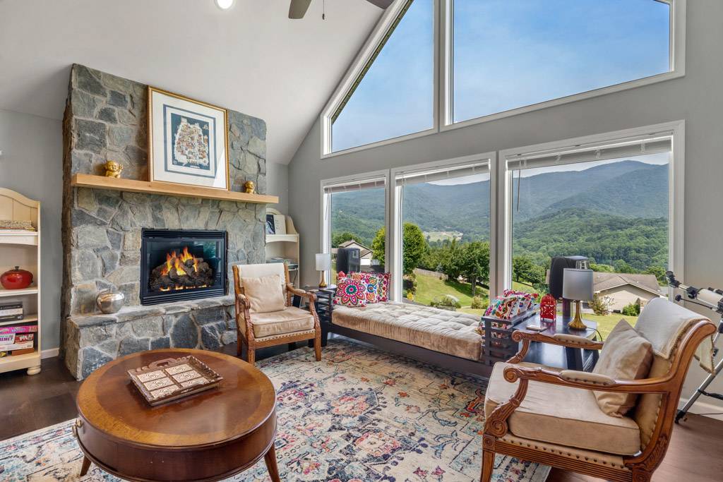 240 M² House ∙ 3 Bedrooms ∙ 8 Guests - Waynesville, NC