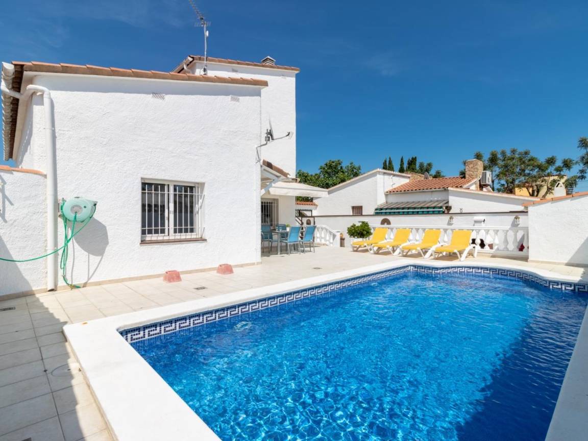 140 M² Villa ∙ 3 Bedrooms ∙ 7 Guests - Empuriabrava
