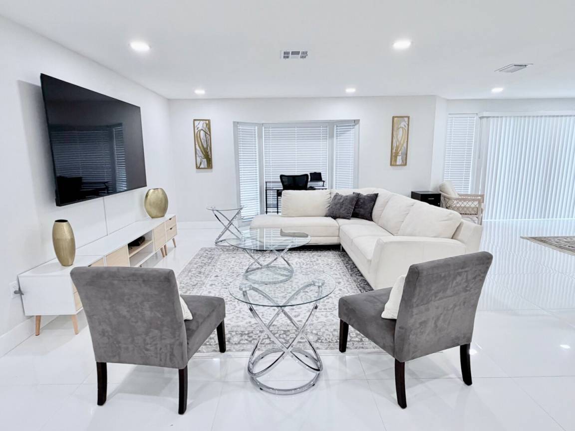 93 M² House ∙ 3 Bedrooms ∙ 8 Guests - Sarasota, FL