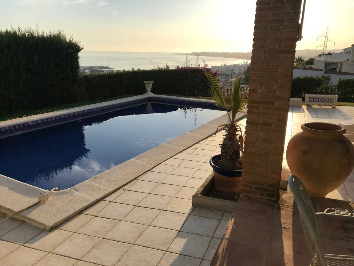 230 M² Villa ∙ 3 Slaapkamers ∙ 6 Gasten - Torre del Mar
