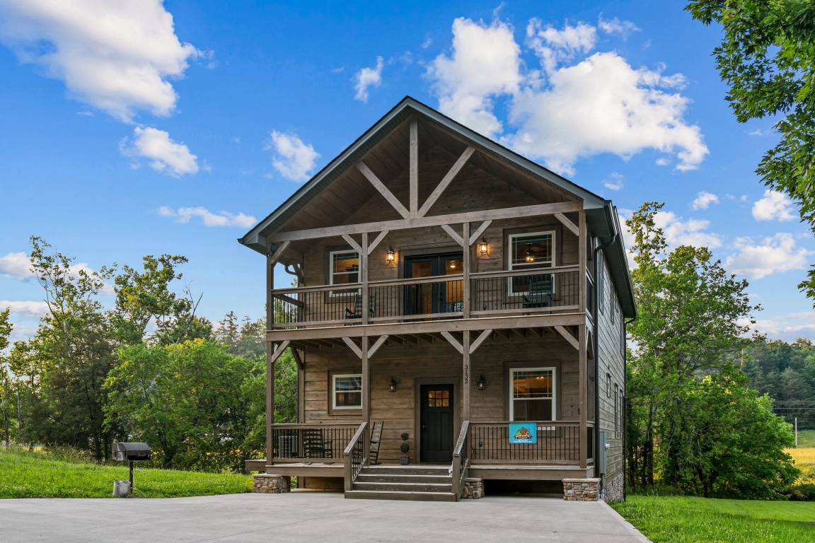 House ∙ 4 Bedrooms ∙ 12 Guests - Pigeon Forge, TN