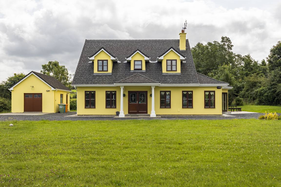 200 M² House ∙ 5 Bedrooms ∙ 11 Guests - Castlebar