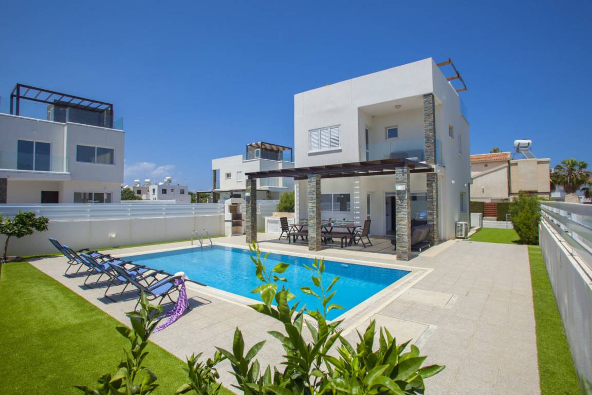 140 M² Villa ∙ 3 Bedrooms ∙ 8 Guests - Protaras