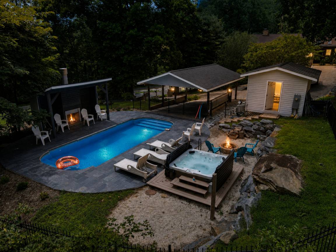 House ∙ 5 Bedrooms ∙ 14 Guests - Black Mountain, NC