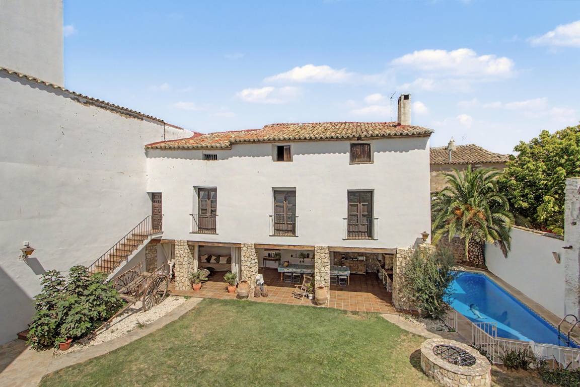 500 M² Casa ∙ 5 Habitaciones ∙ 14 Huéspedes - Cortes