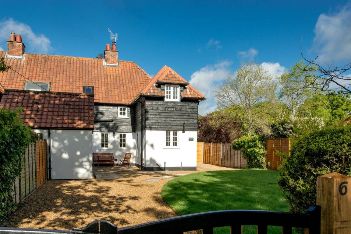 Cottage ∙ 2 Bedrooms ∙ 4 Guests - Highcliffe