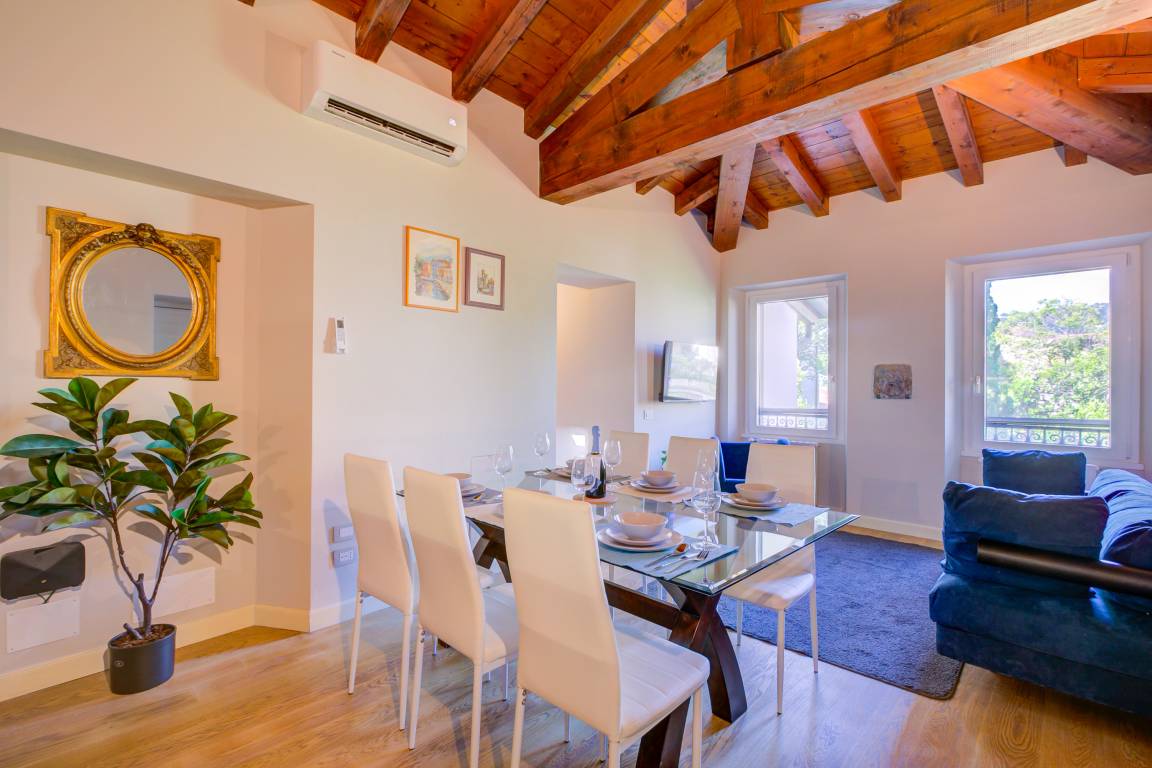 122 M² Apartment ∙ 2 Bedrooms ∙ 7 Guests - Salò