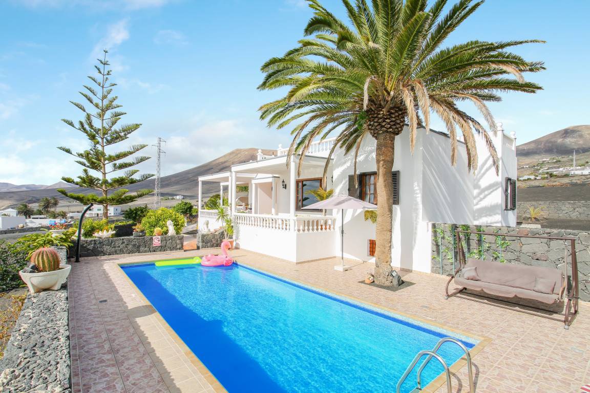 200 M² House ∙ 4 Bedrooms ∙ 8 Guests - Lanzarote