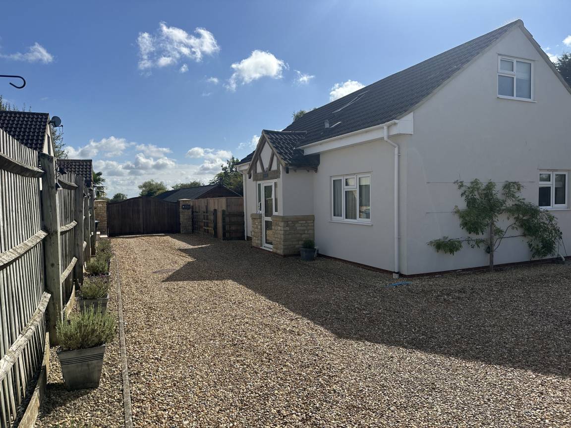 Cottage ∙ 2 Bedrooms ∙ 4 Guests - Witney