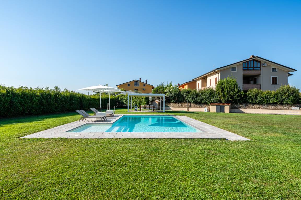 Casa a Pescia con piscina, terrazza e giardino