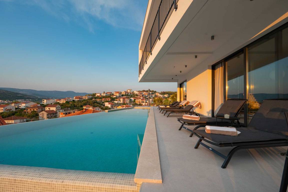 260 M² Villa ∙ 4 Bedrooms ∙ 8 Guests - Trogir