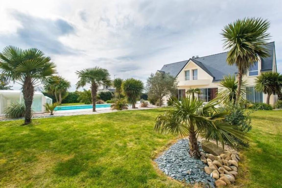 240 M² Talo ∙ 5 Makuuhuonetta ∙ 13 Vierasta - Étel