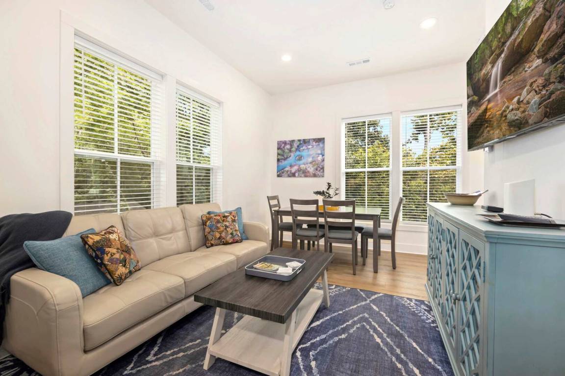 108 M² Apartment ∙ 2 Bedrooms ∙ 5 Guests - Fayetteville, AR
