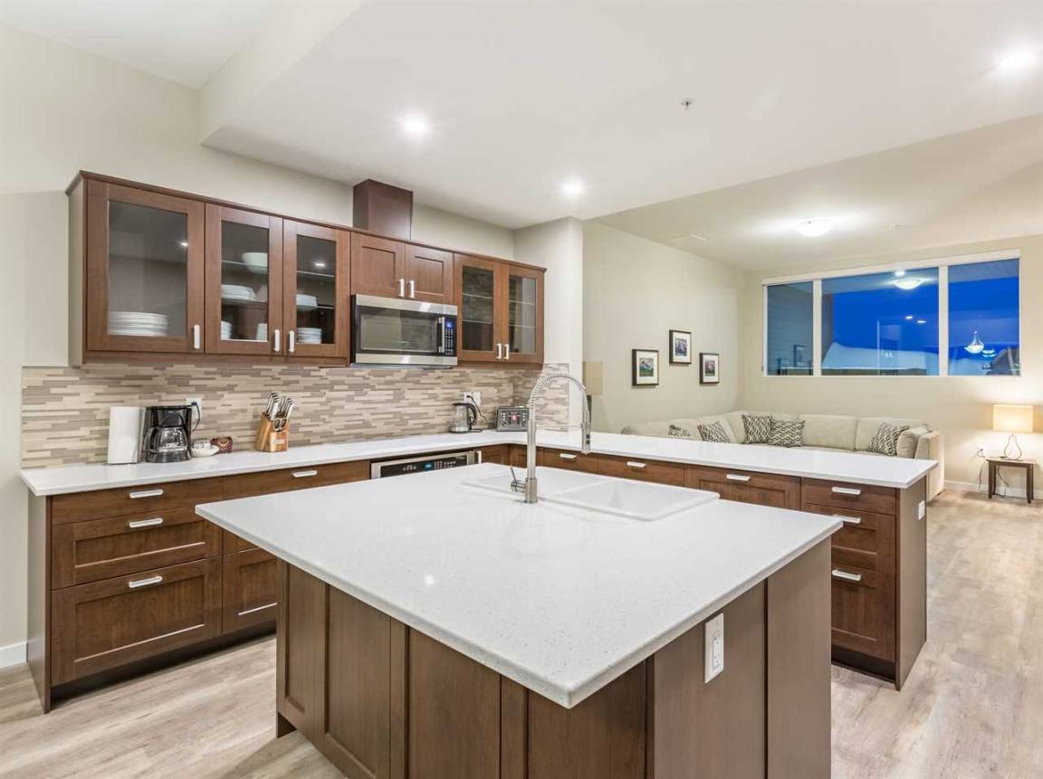 Hotel ∙ 3 Bedrooms ∙ 10 Guests - British Columbia