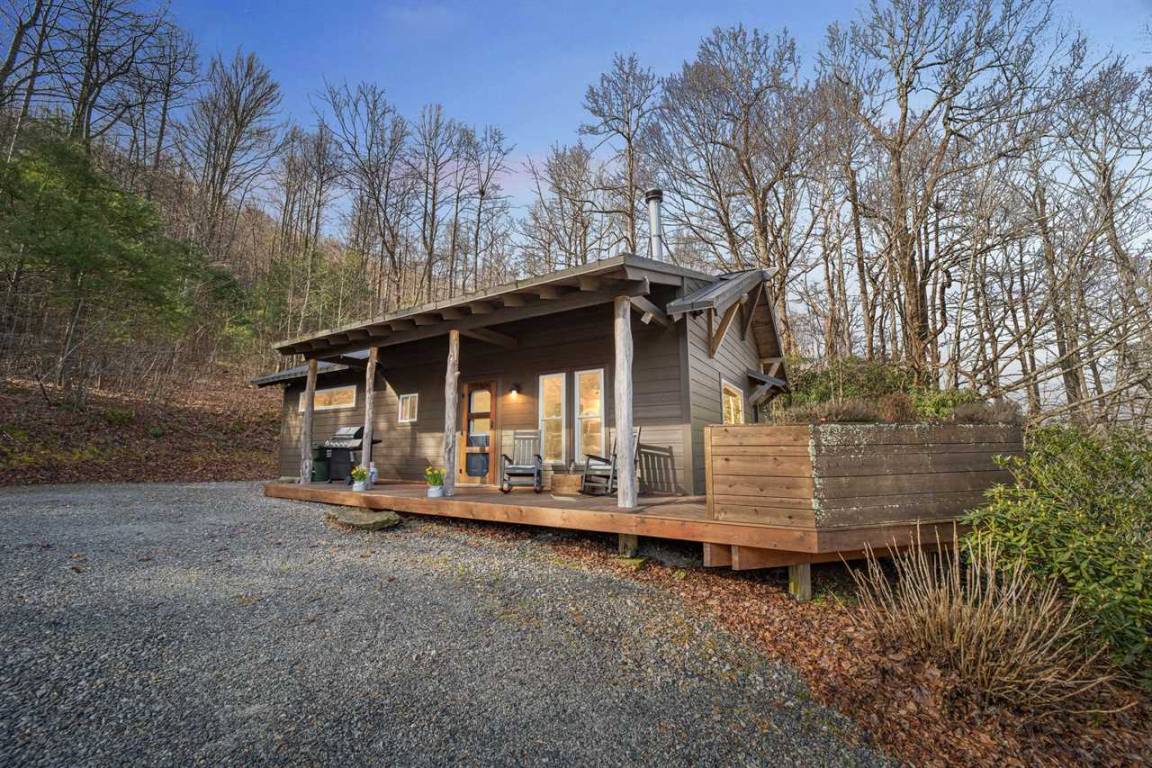 Cabin ∙ 2 Bedrooms ∙ 4 Guests - Chimney Rock, NC