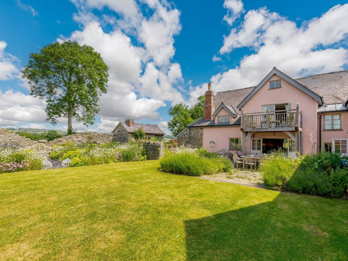 Cottage ∙ 6 Bedrooms ∙ 12 Guests - Herefordshire