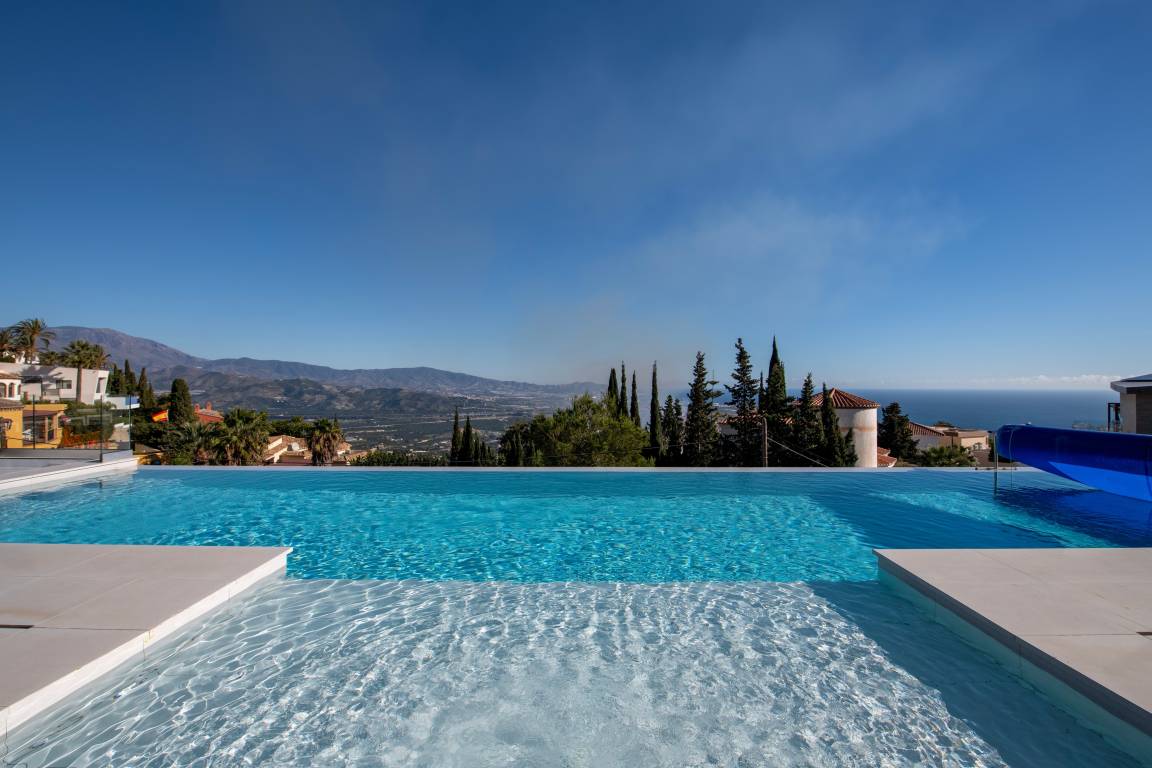 400 M² Villa ∙ 6 Bedrooms ∙ 16 Guests - Almuñécar