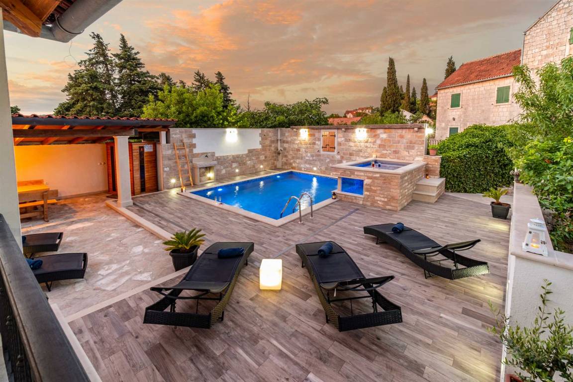 190 M² Villa ∙ 4 Bedrooms ∙ 10 Guests - Supetar