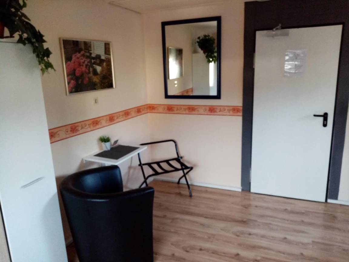 20 M² Hotel ∙ 1 Camera Da Letto ∙ 1 Ospite - Neuwied