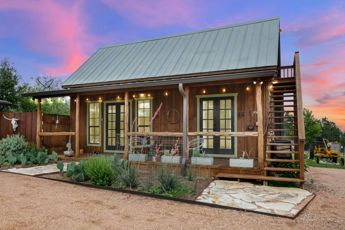 121 M² Cabin ∙ 2 Bedrooms ∙ 4 Guests - Luckenbach, TX