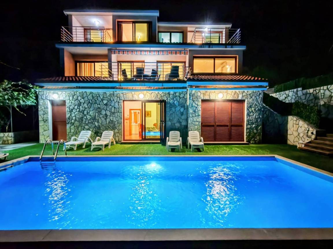 350 M² House ∙ 5 Bedrooms ∙ 10 Guests - Rijeka