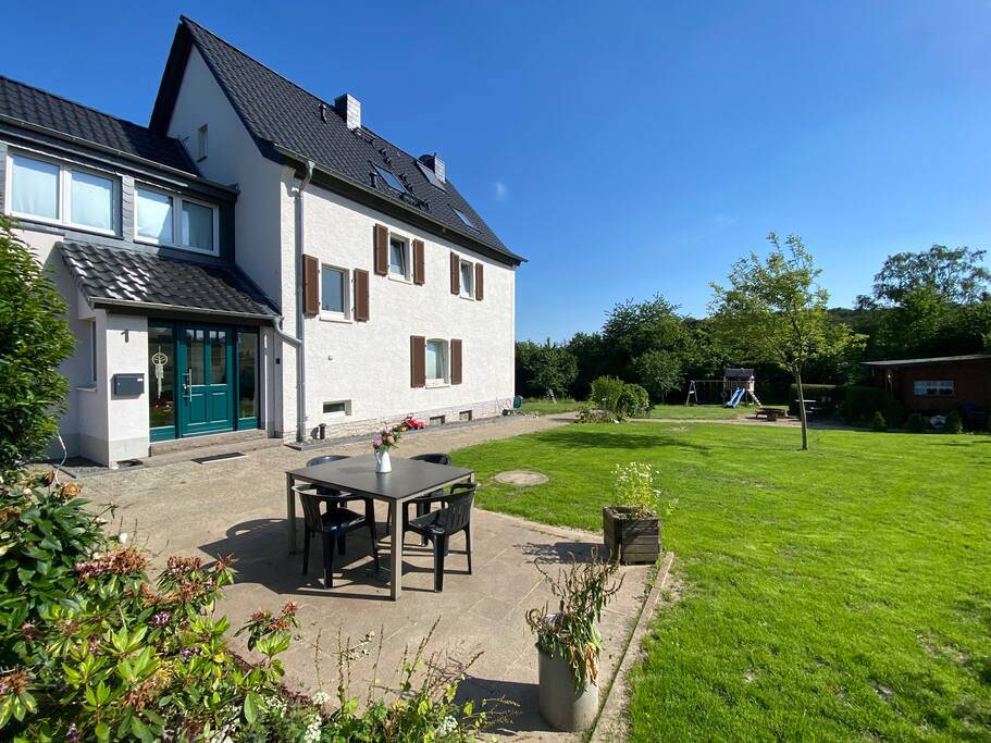 230 M² Ferienhaus ∙ 5 Schlafzimmer ∙ 10 Gäste - Bergisch Gladbach