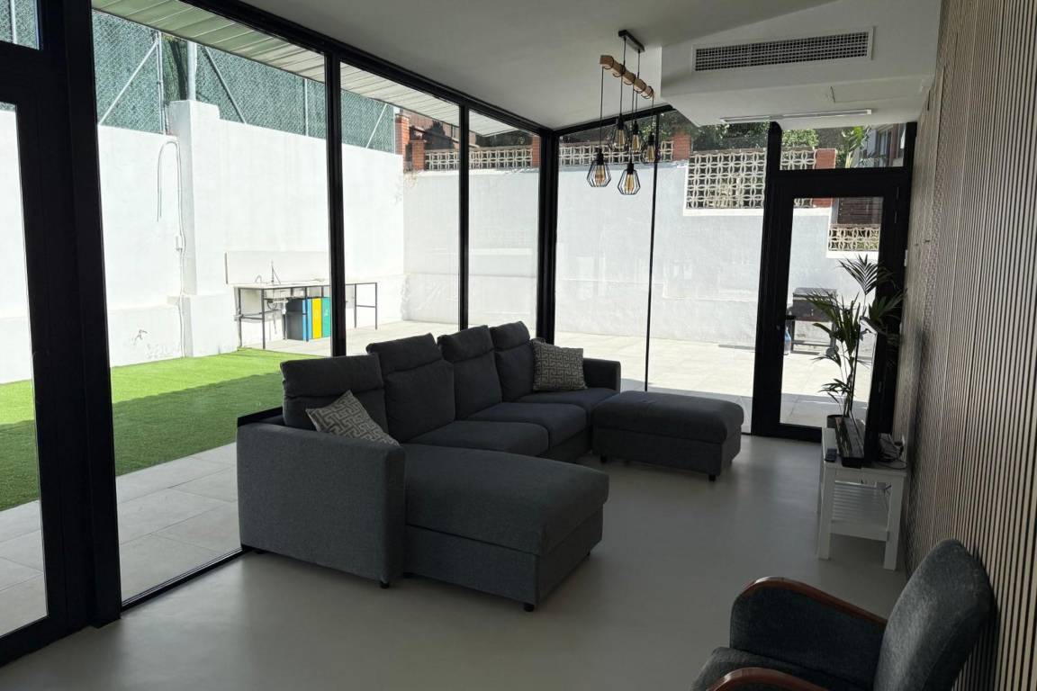 200 M² Chalet ∙ 4 Habitaciones ∙ 8 Huéspedes - Martorell