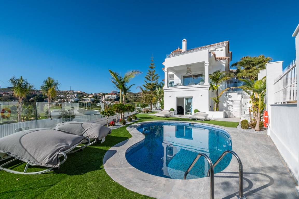 548 M² Villa ∙ 4 Bedrooms ∙ 8 Guests - Benahavís