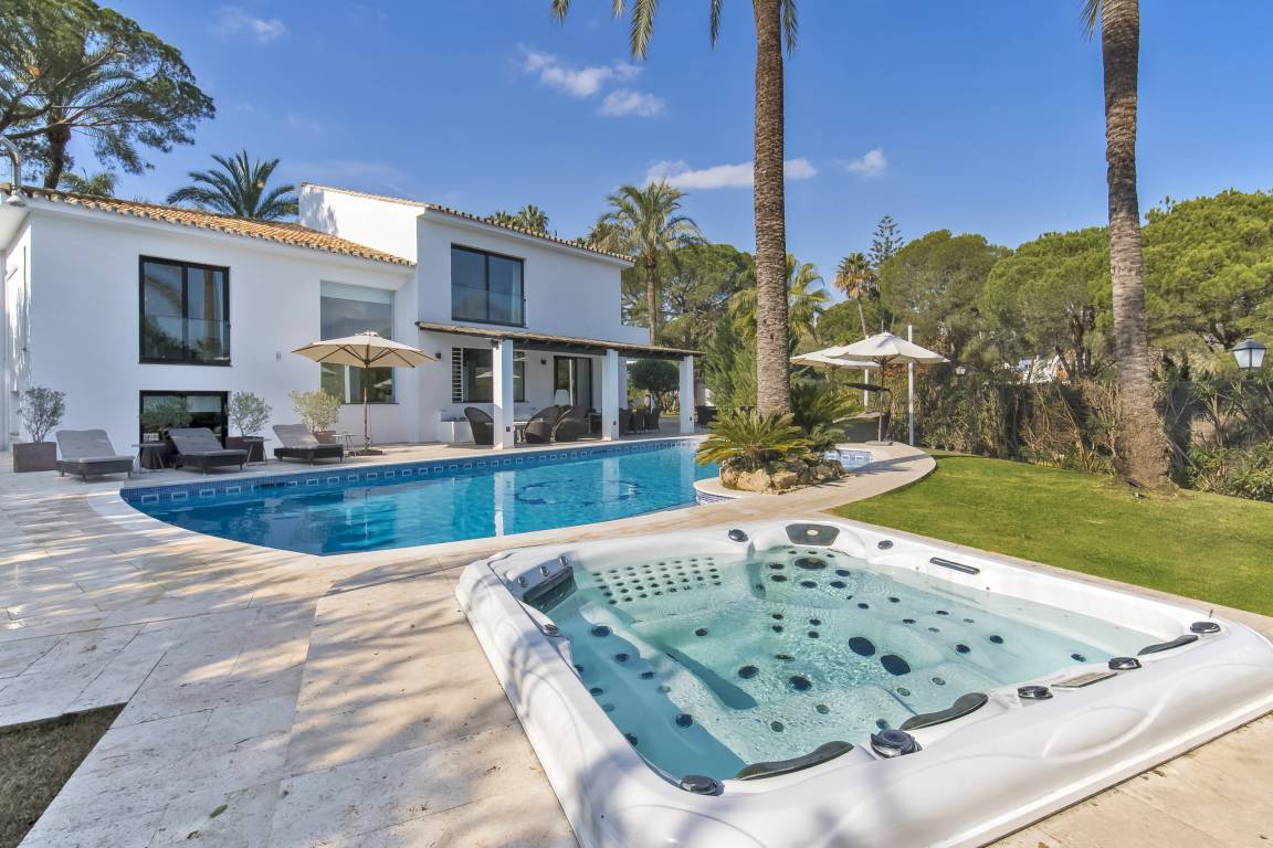 332 M² Villa ∙ 5 Bedrooms ∙ 12 Guests - Marbella
