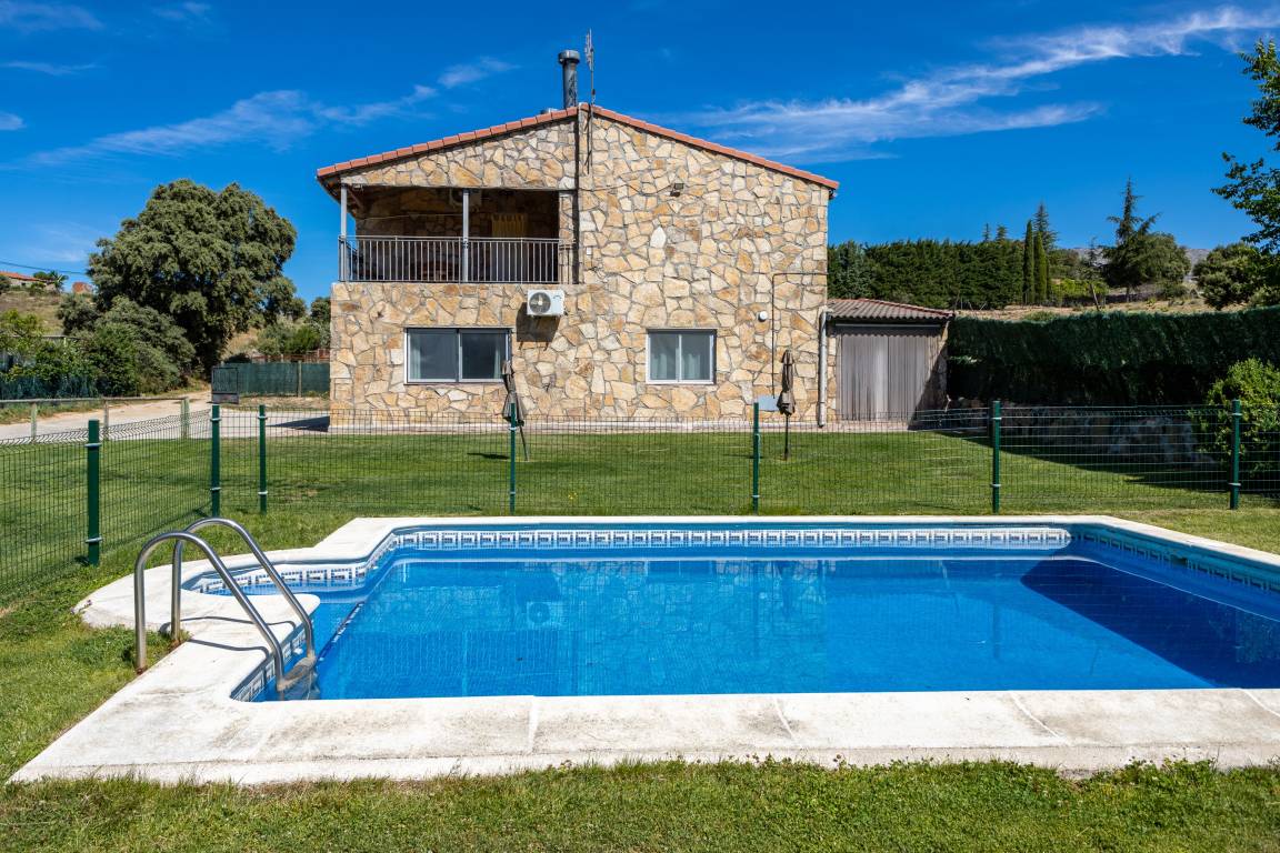 300 M² Casa ∙ 8 Habitaciones ∙ 25 Huéspedes - Navaluenga