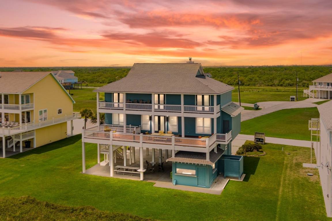 House ∙ 4 Bedrooms ∙ 12 Guests - Crystal Beach, TX