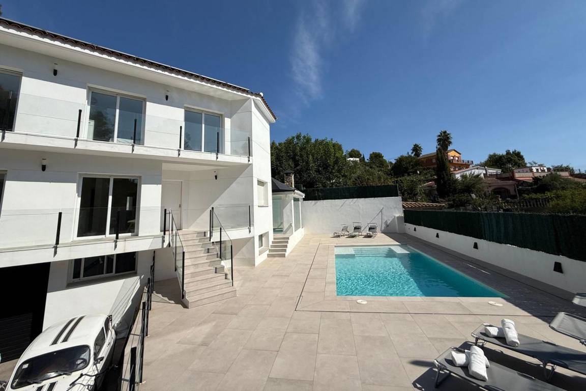 200 M² Chalet ∙ 4 Chambres ∙ 8 Personnes - Rubí